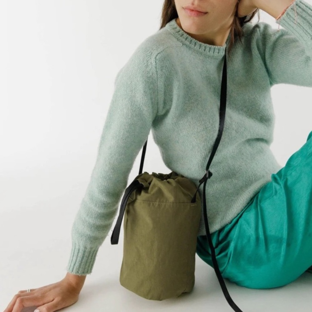 🖤 NWOT Baggu full size nylon bucket bag in Moss
